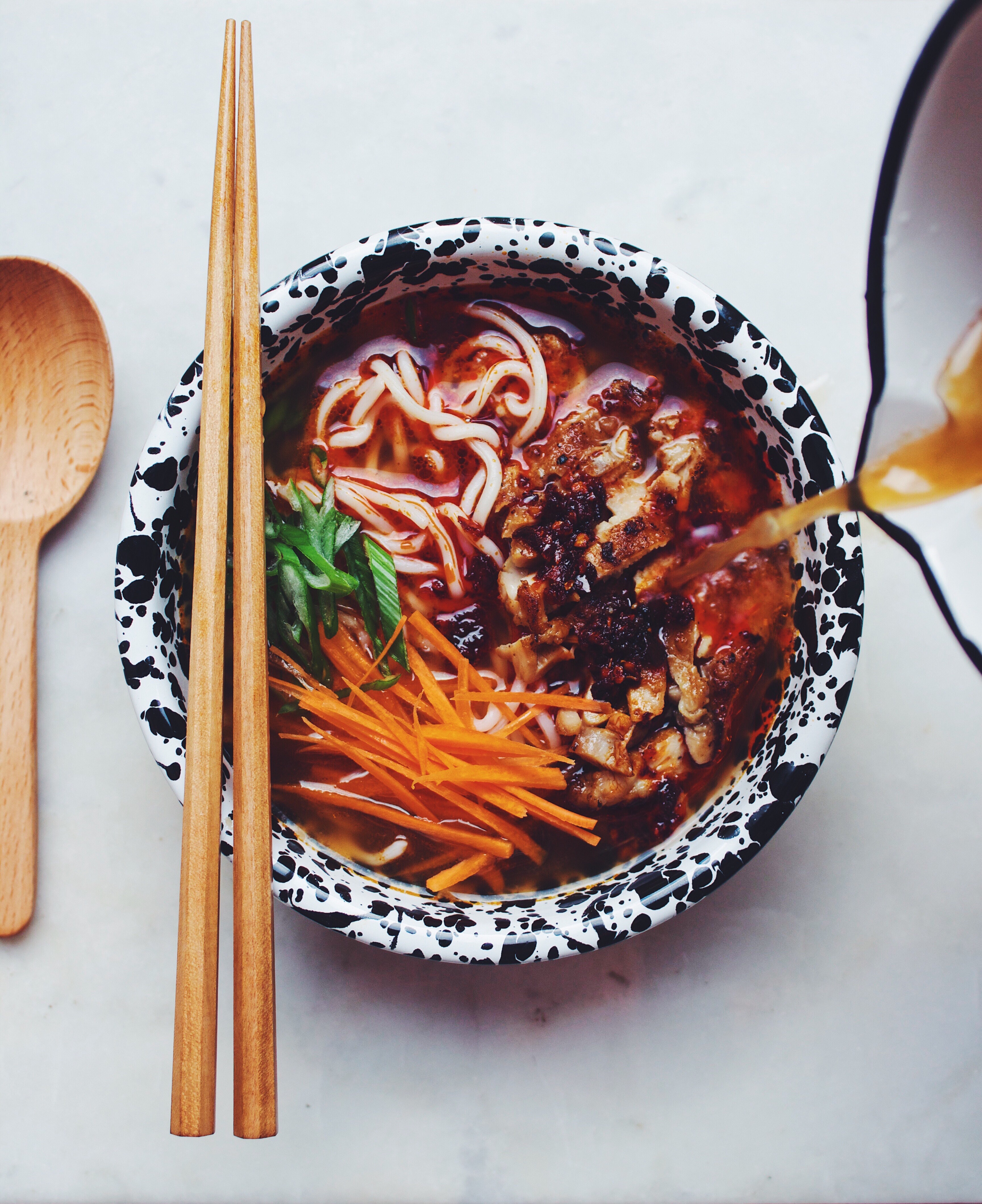 Soupe De Ramen Japonais Avec Poulet, Oeuf, Ciboulette Et Pousse Sur Un Fond  En Bois Foncé. Banque D'Images et Photos Libres De Droits. Image 53701550