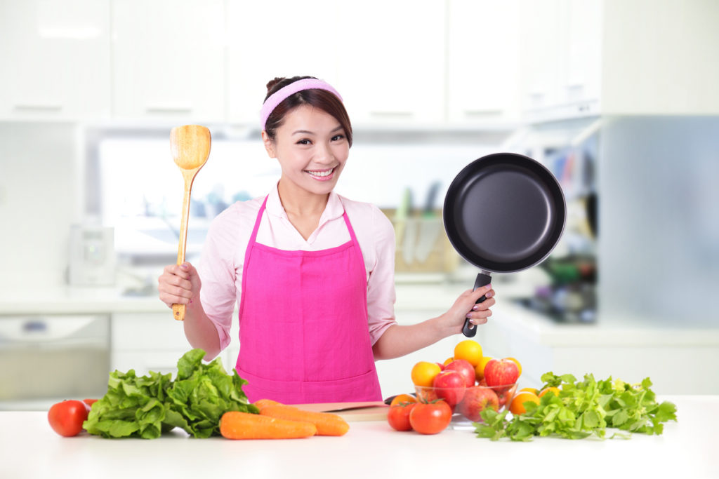 ustensiles de cuisine et tablier écologiques